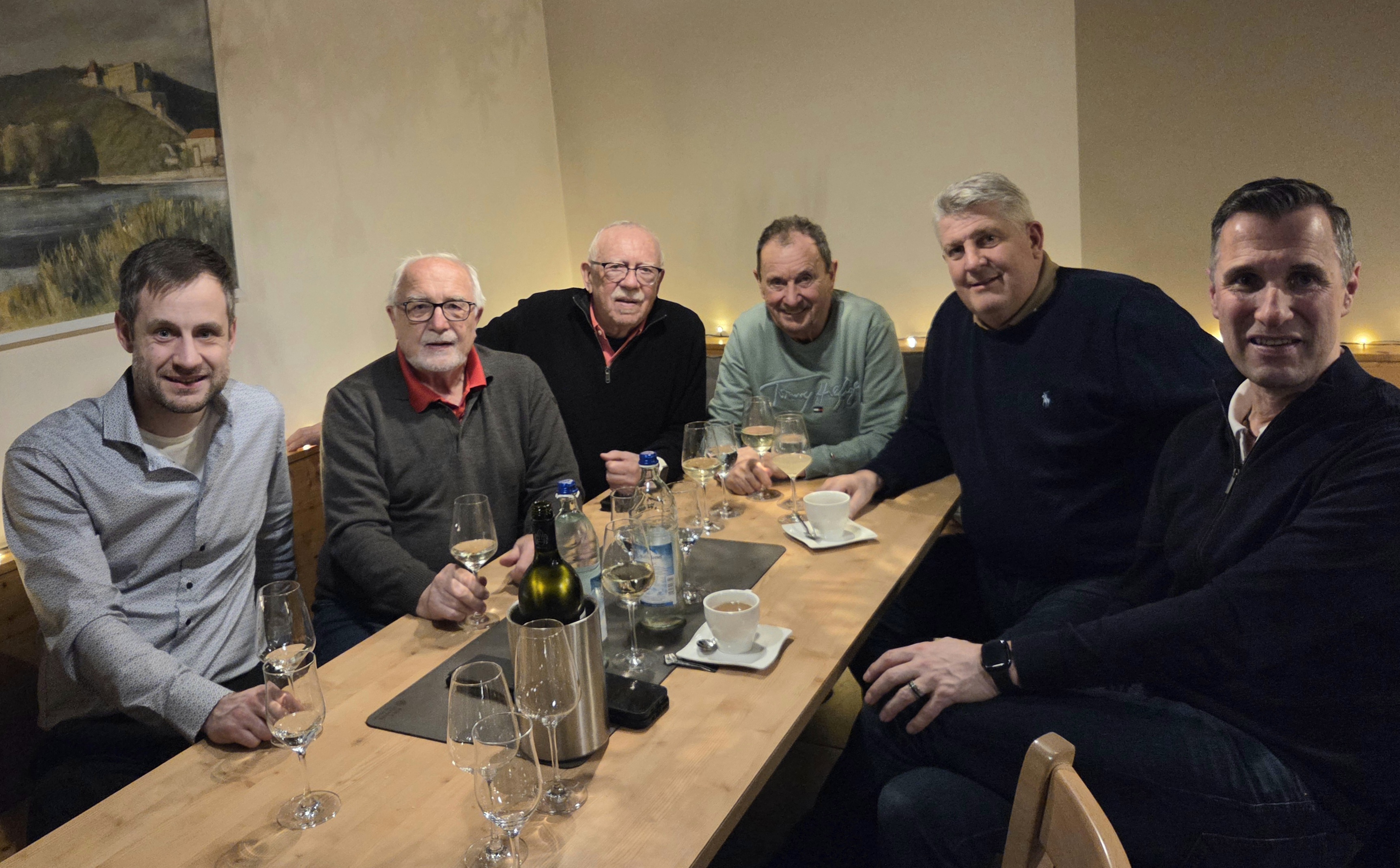 Austausch, Vorbereitung und Kameradschaft: Stammtisch in der Vinothek Passau